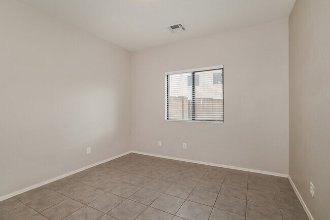 Building Photo - 2547 W Lynne Ave