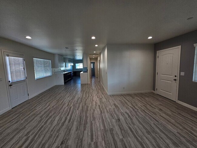 Building Photo - Newly Remodeled 2 Bedroom / 1 Bath! Call o...