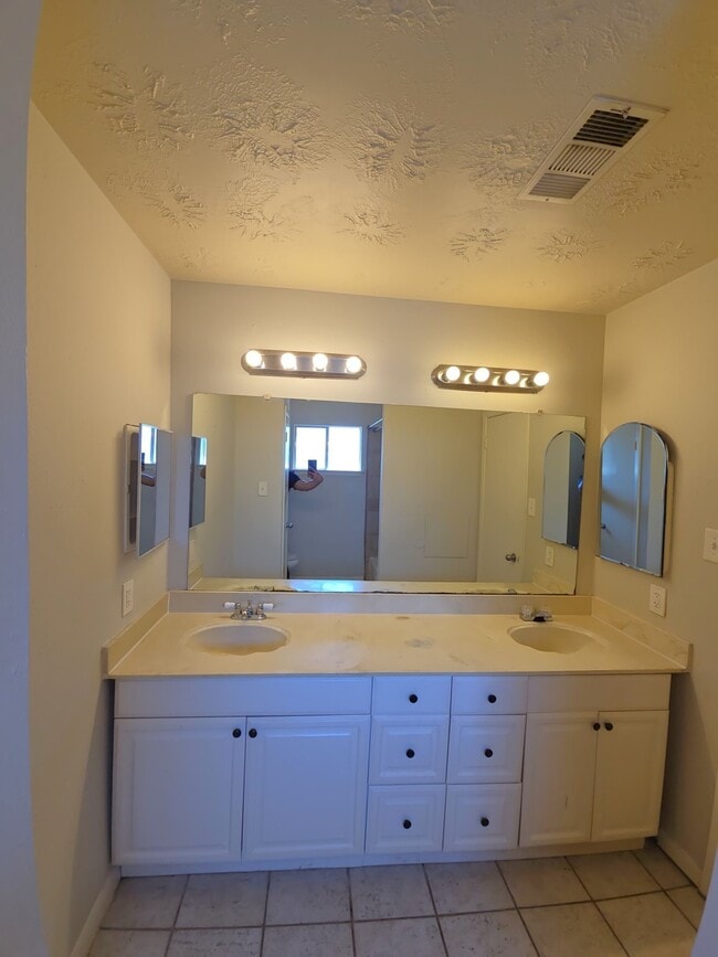 Building Photo - 18915 Oak Bower Dr