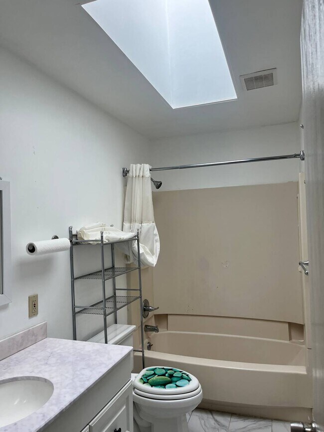 Building Photo - 1891 Vine Way Dr