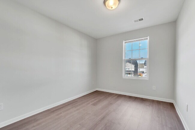 Building Photo - Stylish 3BR, 2.5BA Townhome with Loft and ...