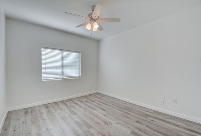 Building Photo - CLEAN, move in ready~GATED and super COMMU...