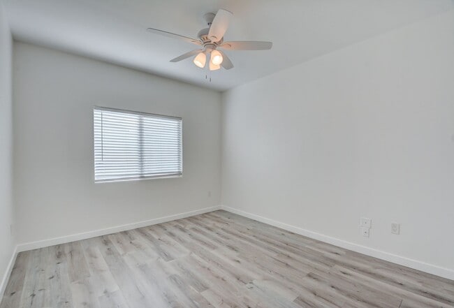 Building Photo - CLEAN, move in ready~GATED and super COMMUNITY!