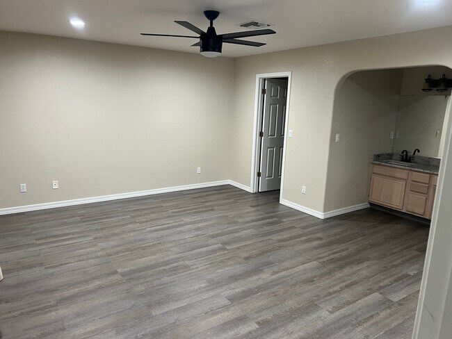 Building Photo - 3691 Tarpon Dr