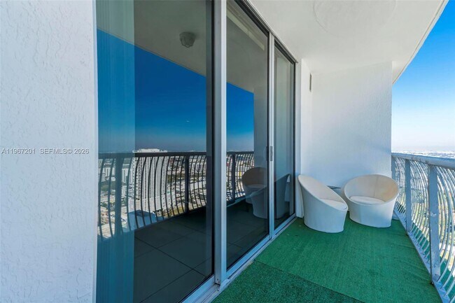 Building Photo - 1750 N Bayshore Dr