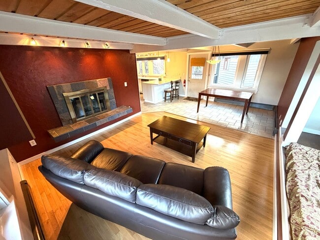 Building Photo - Stunning 2 Bed 1 Bath Condo Close to Downt...