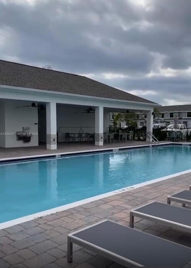 Building Photo - 1431 NE 3rd Ave