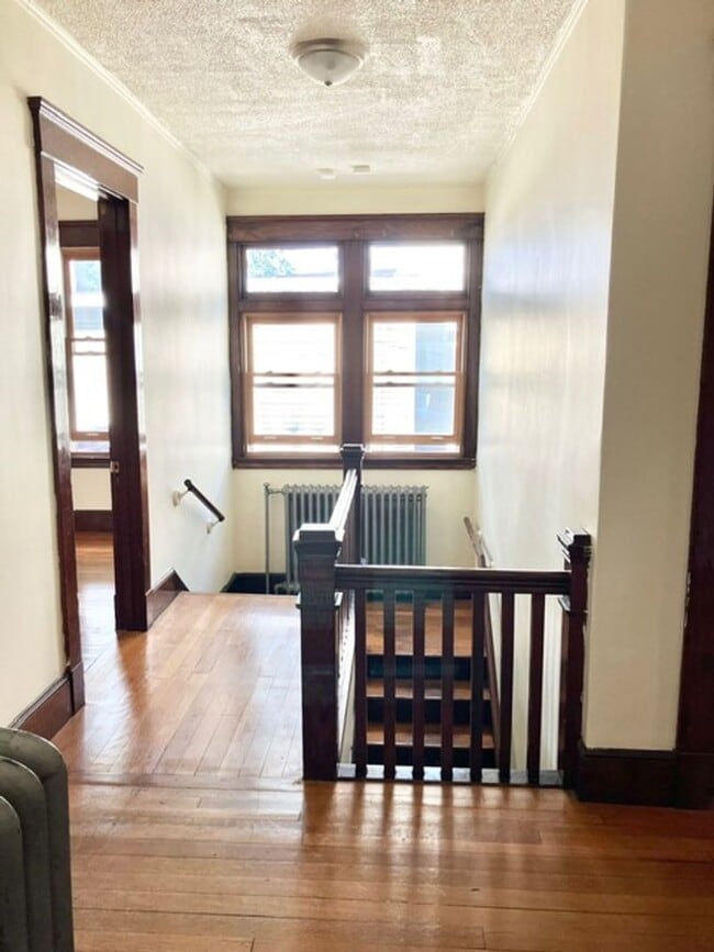 Building Photo - College Rental