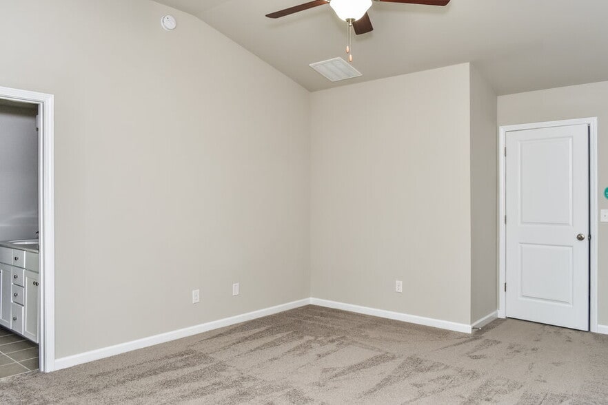 Building Photo - 1015 Helms Rd