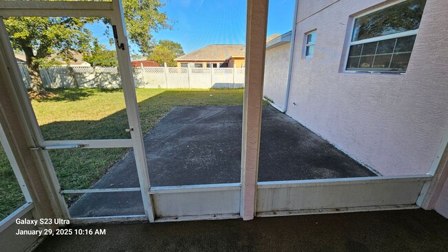 Building Photo - Spacious 5 Bedroom Home