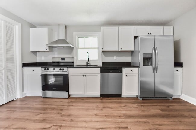 Building Photo - Pet Friendly Two Bedroom!