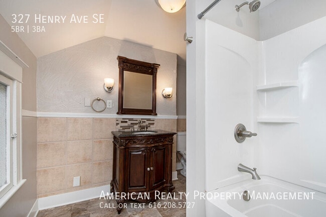 Building Photo - 327 Henry Ave SE