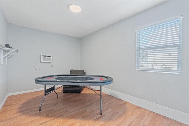Building Photo - 1002 Parkside Cir