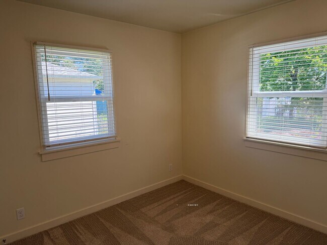 Building Photo - Updated 2 bedroom 1 bathroom house in Eugene!