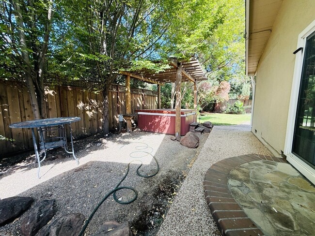 Building Photo - Beautifully Updated 3 Bed 2 Bath Walnut Cr...