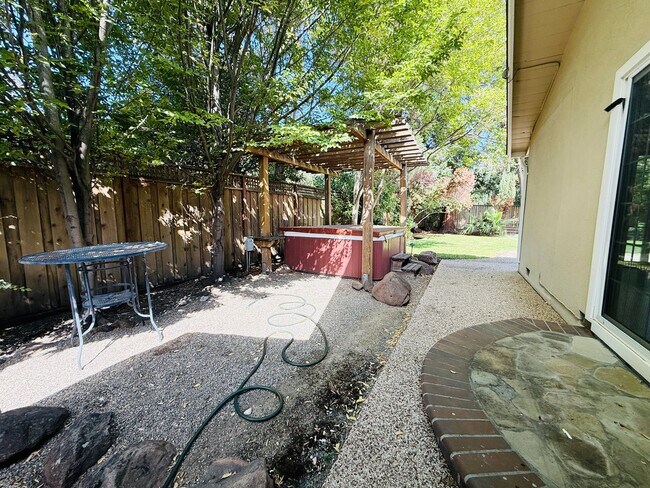 Building Photo - Wonderfully Updated 3 Bed 2 Bath Walnut Cr...