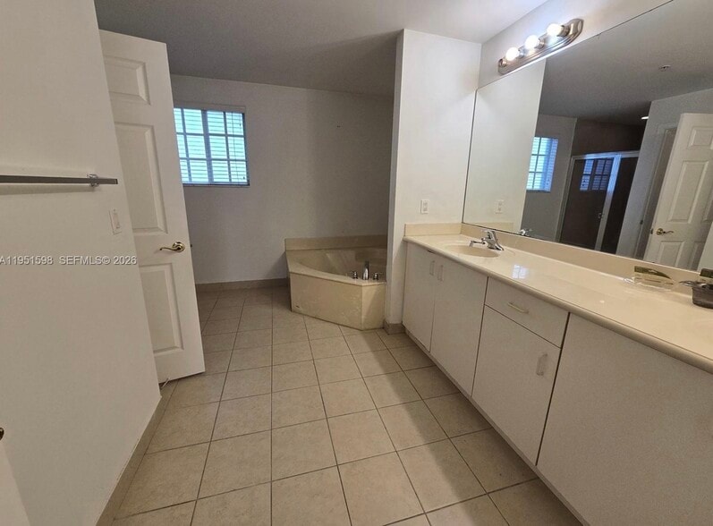 Building Photo - 3601 NW 14th Ct