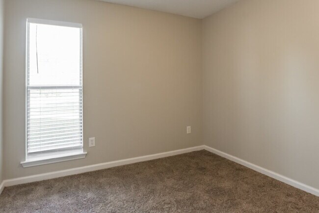 Building Photo - 10953 Oak Leaf Dr