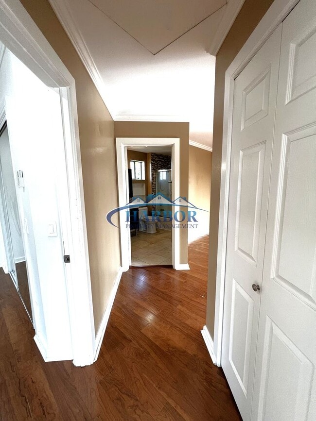 Building Photo - Charming Downey Duplex with Upgrades and Two-Car Garage