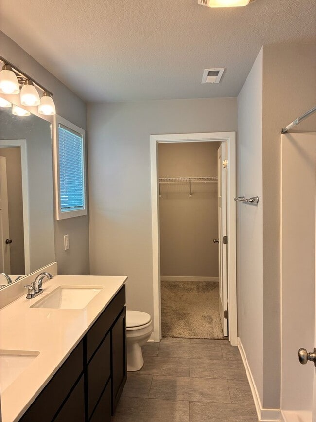 Building Photo - Spacious 3BR 2.5ba house in Urbandale, available NOW!