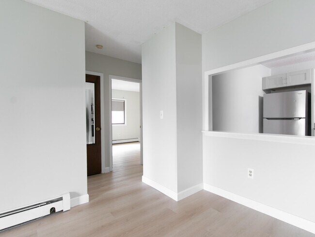 Building Photo - 8 Strawberry Bank Rd