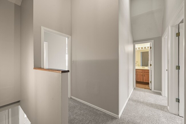 Building Photo - 3 Bedroom Townhouse Close To Ft. Carson