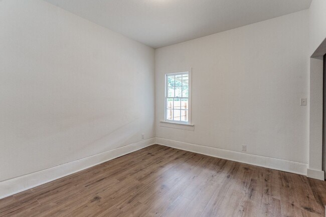 Building Photo - 1 Bedroom Duplex in Tobin Hill