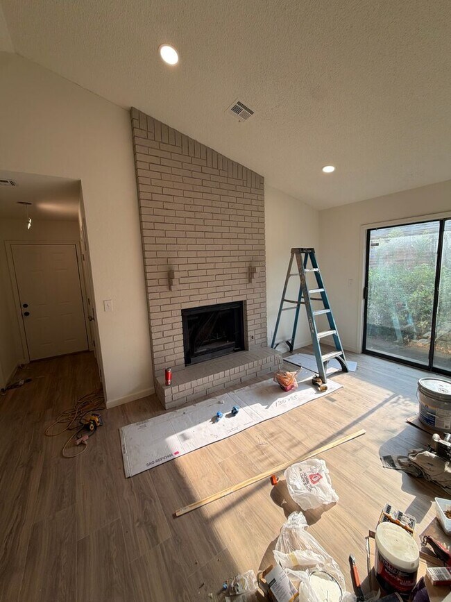 Building Photo - 1807 W 58th St