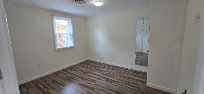 Building Photo - Charming 3BR First-Floor Condo – Walk to B...