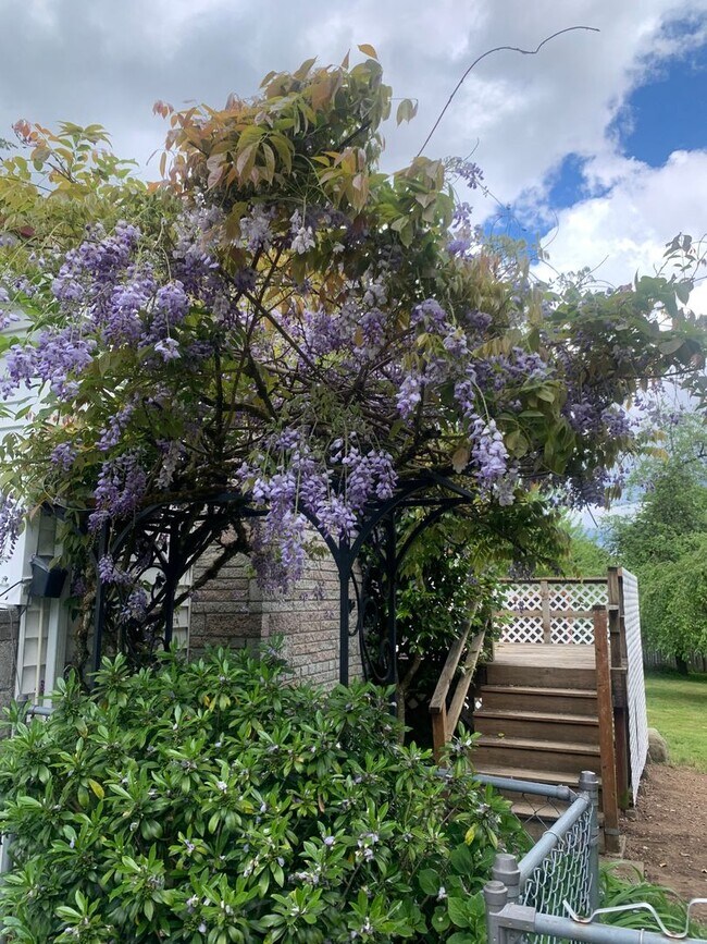 Building Photo - Spacious and bright