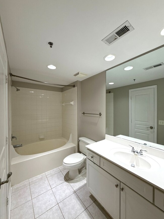 Building Photo - Great Dilworth condo!