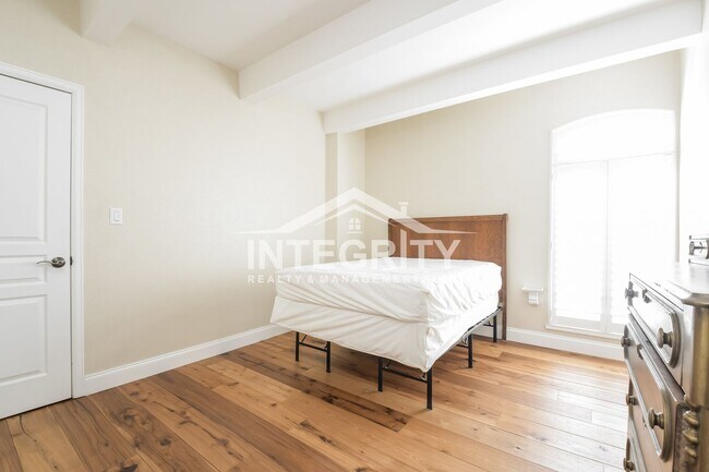 Building Photo - 1365 Columbine St