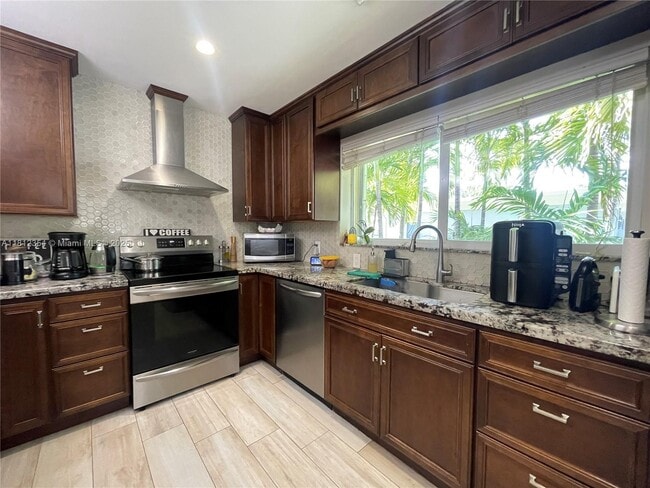 Building Photo - 557 De Leon Dr
