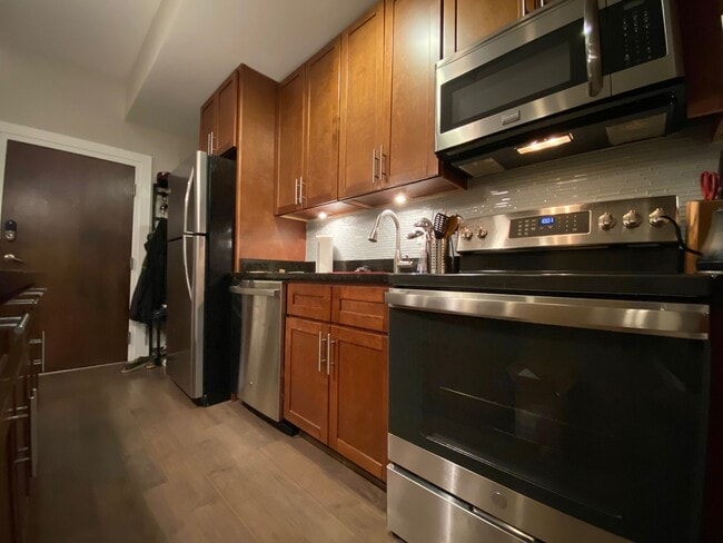 Building Photo - Lovely 2 BR/1 BA Condo in Columbia Heights!