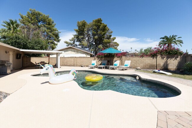 Building Photo - 2199 Sq Ft 4 bedroom 2 bath with Pool & Pool Table - Under Market Rate!