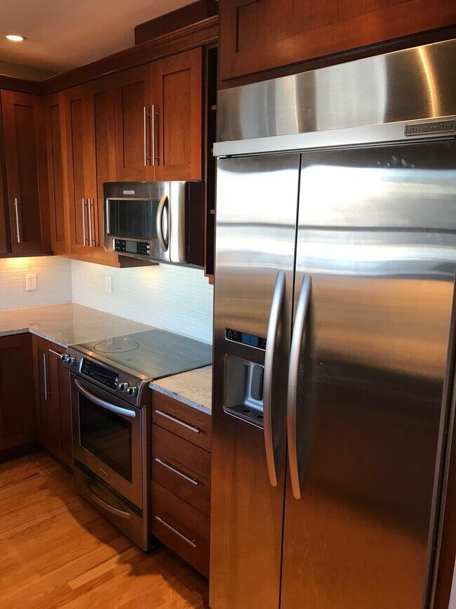 Building Photo - 3 bedroom townhome across from Panthers St...