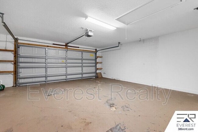 Building Photo - 13 Sleigh Bell Pl