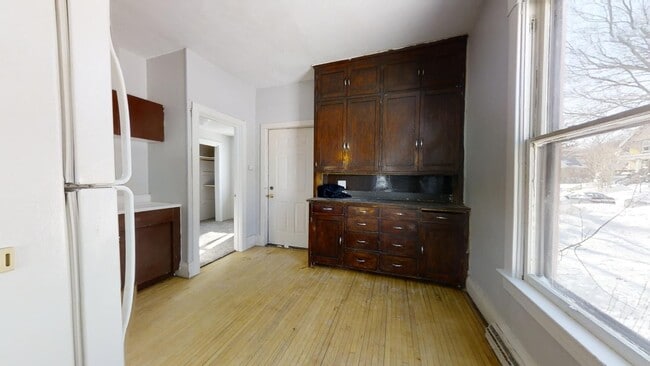 Building Photo - 325 N 10th Ave W