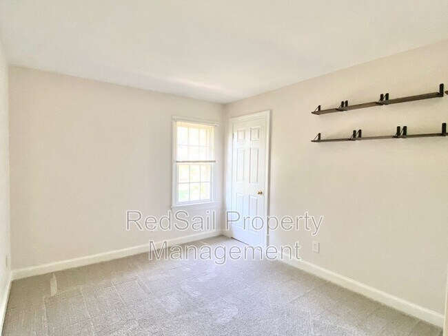 Building Photo - 3928 Oak Dr E