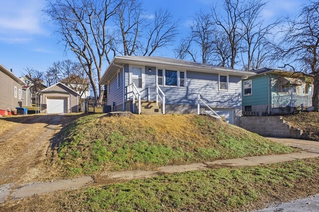 Building Photo - Move-In Ready 2 Bedroom Home with Basement Garage