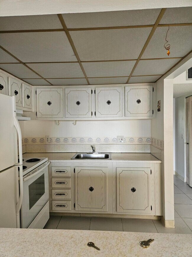 Building Photo - 500 Village Green Cir W