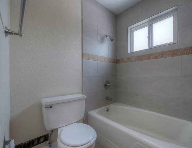 Building Photo - Central and updated 3 bedroom 1.5 bath tow...