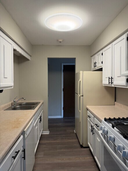 Building Photo - 113 W 66th St