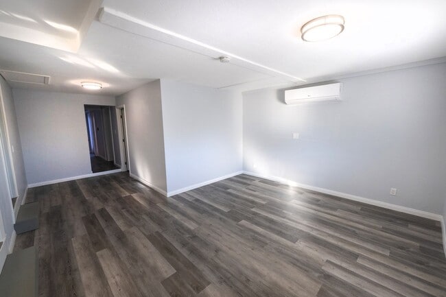 Building Photo - Ready for showing on 6-25-25    3BR/1BA - ...