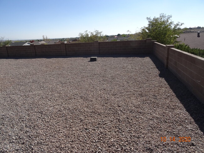 Building Photo - Lovely Rivers Edge Single Story w/ Sunroom