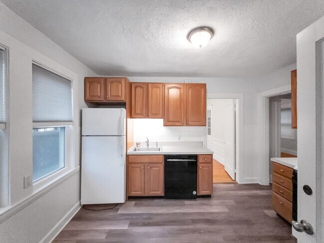 Building Photo - 21 Bradwood St