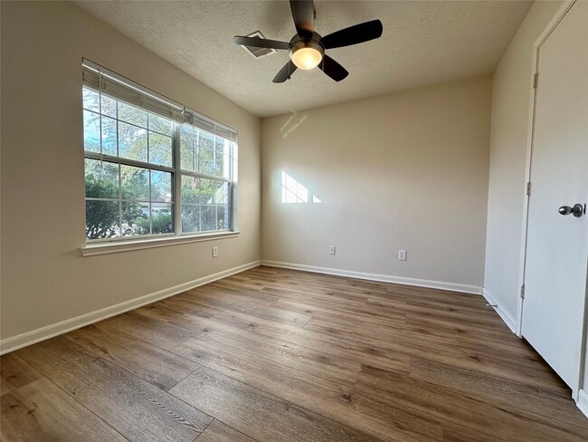 Building Photo - 20515 Hillsdale Park Dr