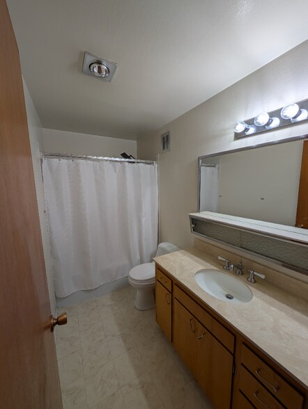 Building Photo - 250 Beach Pl