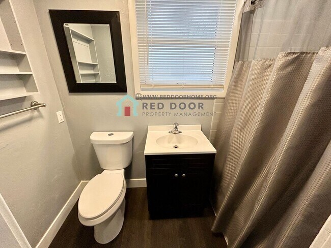 Building Photo - Spacious and inviting 3 bed, 2 bath rental