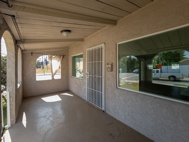 Building Photo - Elegant 3BD/2BA Oasis in the Heart of Glen...